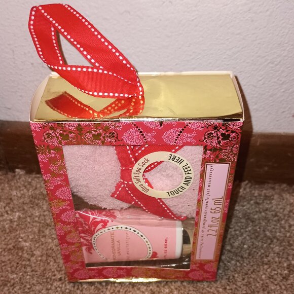 NEW Cozy Sock and Lotion Gift Box Set Pomegranate Vanilla - Picture 2 of 3